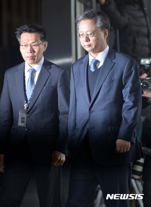 【서울=뉴시스】고범준 기자 = 우병우 전 청와대 민정수석(오른쪽)이 피의자 신분으로 조사를 받기 위해 6일 오전 서울 서초구 서울중앙지방검찰청으로 들어서고 있다. 2017.04.06.&nbsp; bjko@newsis.com