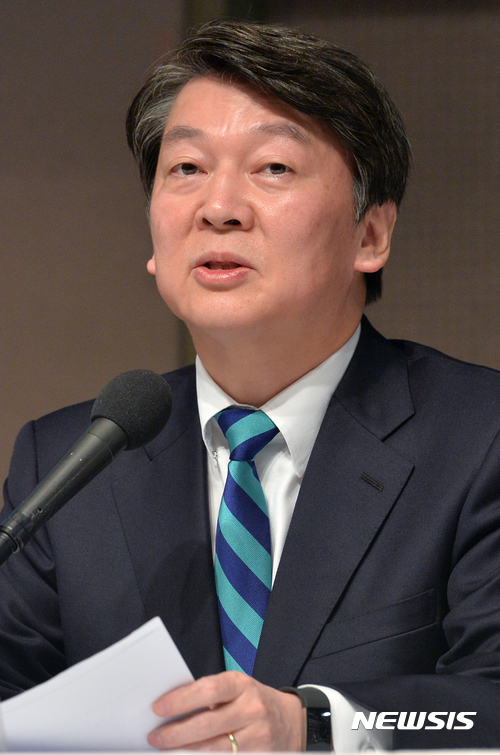 【서울=뉴시스】배훈식 기자 = 6일 오전 서울 중구 프레스센터 국제회의장에서 열린 관훈클럽 초청 토론회에 참석한 안철수 국민의당 대선 후보가 모두발언하고 있다.    안 후보는 3월의 바람관 4월의 비가 5월의 꽃을 데려온다며 5월의 대선승리로 다시 찾아뵙겠다고 말했다. 2017.04.06.   dahora83@newsis.com