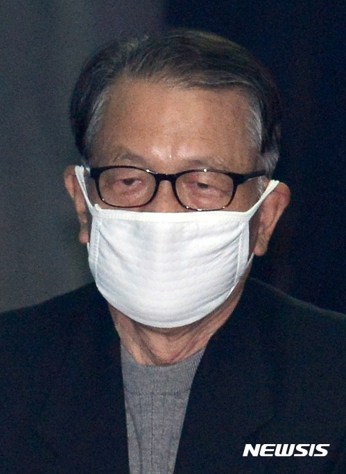 【서울=뉴시스】권현구 기자 = 김기춘 전 비서실장이 6일 오전 서울 서초구 서울중앙지방법원에서 열린 1차공판에 출석하고 있다. 2017.04.06.&nbsp; stoweon@newsis.com