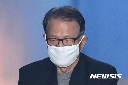 【서울=뉴시스】권현구 기자 = 김기춘 전 비서실장이 6일 오전 서울 서초구 서울중앙지방법원에서 열린 1차공판에 출석하고 있다. 2017.04.06.&nbsp; stoweon@newsis.com