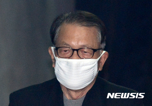 【서울=뉴시스】권현구 기자 = 김기춘 전 비서실장이 6일 오전 서울 서초구 서울중앙지방법원에서 열린 1차공판에 출석하고 있다. 2017.04.06.&nbsp; stoweon@newsis.com