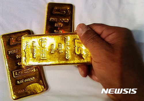 【울산=뉴시스】안정섭 기자 = 울산지방경찰청은 5공화국 시절 조성된 비자금을 미끼로 사기행각을 벌이려던 장모(55)씨 등 2명을 사기미수 혐의로 구속했다고 6일 밝혔다. 사진은 장씨 일당이 피해자에게 전송한 금괴 사진. 2017.04.06. (사진=울산지방경찰청 제공)&nbsp; photo@newsis.com