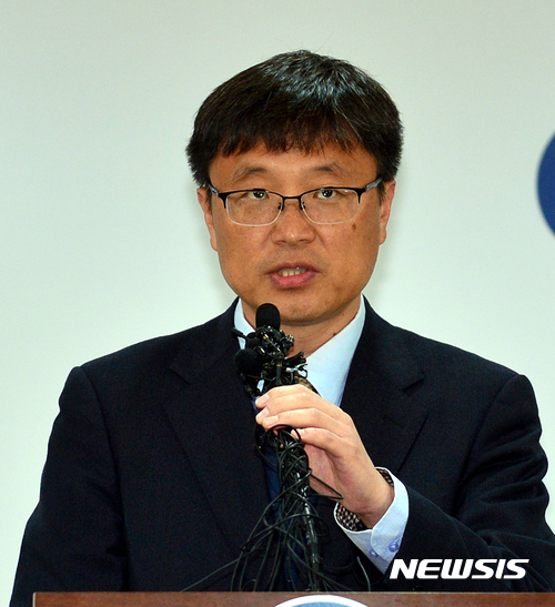 【목포=뉴시스】류형근 기자 = 6일 오후 전남 목포시 목포신항만 취재지원실에서 이철조 세월호 현장수습본부장이 반잠수선에 선적돼 있는 세월호를 육상으로 거치할 모듈 트랜스포터 시운전에 대해 결과를 발표하고 있다. 2017.04.06.&nbsp; hgryu77@newsis.com