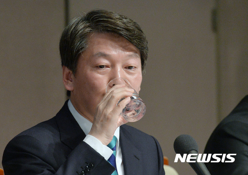 【서울=뉴시스】배훈식 기자 = 6일 오전 서울 중구 프레스센터 국제회의장에서 열린 관훈클럽 초청 토론회에 참석한 안철수 국민의당 대선 후보가 물을 마시고 있다. 2017.04.06.   dahora83@newsis.com