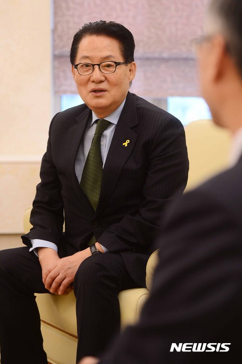 【서울=뉴시스】전신 기자 = 국민의당 박지원 대표가 6일 서울 중구 주한 중국대사관을 방문해 오찬 전 추궈홍 주한 중국대사와 환담을 나누고 있다. 2017.04.06. photo1006@newsis.com