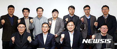 【광주=뉴시스】배상현 기자 =전남일보 공프로젝트를 기획한 이재욱 전남일보대표(앞줄 왼쪽 세 번째)와 공프로젝트 팀원들이 기획회의후 파이팅을 외치고 있다. 2017.04.06(사진=전남일보 제공)&nbsp;&nbsp; praxis@newsis.com 