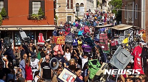 【서울=뉴시스】제1회 제주비엔날레는 과잉 투어리즘의 시대, 몸살을 앓는 제주의 모습을 다각도로 조망한다.