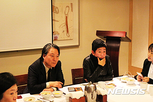 【서울=뉴시스】박현주기자= 김준기 제주도립미술관장과 김지연 예술감독이 제 1회 '제주비엔날레 2017'을 기획, 9월2일부터 펼친다. 사진=제주비엔날레 제공.