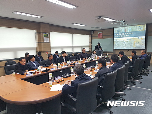 【창원=뉴시스】 홍정명 기자 = 6일 경남 사천시 경남테크노파크 항공우주센터에서 국내 항공산업 육성과 민수 RSP(Risk Sharing Partner) 공감대 형성을 위한 '항공산업 발전 간담회'가 열렸다.2017.04.06.(사진=경남테크노파크 제공)&nbsp; photo@newsis.com