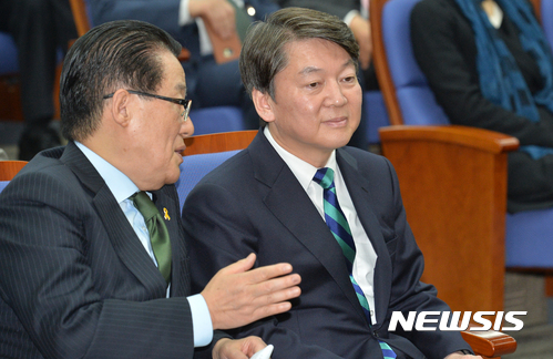 【서울=뉴시스】배훈식 기자 = 6일 오후 서울 여의도 국회 제4회의장에서 열린 국민의당 완전국민경선 보고대회에 참석한 안철수(오른쪽) 국민의당 대선 후보가 박지원 대표와 대화하고 있다. 2017.04.06.&nbsp; dahora83@newsis.com