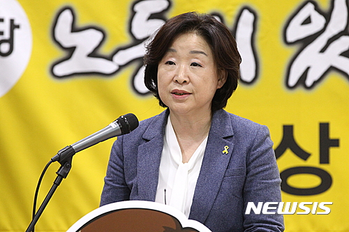 【대전=뉴시스】조명휘 기자 = 심상정 정의당 대선 후보가 6일 오후 대전시 서구 둔산동의 한 북카페에서 대전지역 공약을 발표하고 있다. 2017.04.06. joemedia@newsis.com