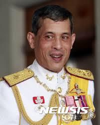  【서울=뉴시스】마하 와치랄롱꼰 태국 국왕(라마10세)이 6일(현지시간) 20번 째 새 헌법을 인준․반포 했다. 태국의 이번 새 헌법은 2014년 쿠데타로 집권한 군부 주도로 만든 것으로 지난해 8월 7일 국민투표를 통과했다. 현지 언론인 ‘더 네이션’등의 보도에 따르면 마하 국왕은 이날 방콕 아난다 사마콤 궁전에서 개헌안에 서명한 뒤 이를 반포했다. <출처: 구글> 2017.04.06.