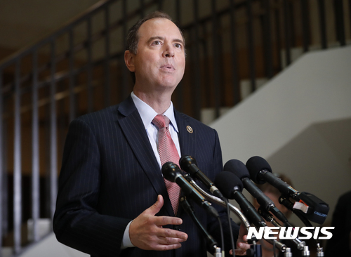 【워싱턴=AP/뉴시스】미국 하원 정보위원회 간사인 애덤 쉬프(민주·캘리포니아) 하원의원이 최근 한반도에서 긴장이 고조되는 것에 대해 도널드 트럼프 대통령에게 군사적 충돌을 불러올 수 있는 위험한 발언을 삼가할 것을 요청했다. 사진은 쉬프 의원이 지난 8일 미 의회에서 기자회견을 여는 모습. 2017.04.19