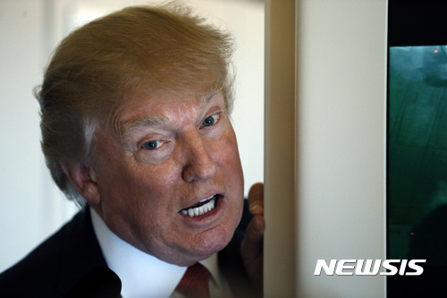 【메릴랜드=AP/뉴시스】도널드 트럼프 미국 대통령이 6일(현지시간) 메릴랜드주를 이륙해 플로리다주 팜비치공항으로 향하는 대통령전용기 안에서 기자들과 대화하고 있다. 2017.4.7. 