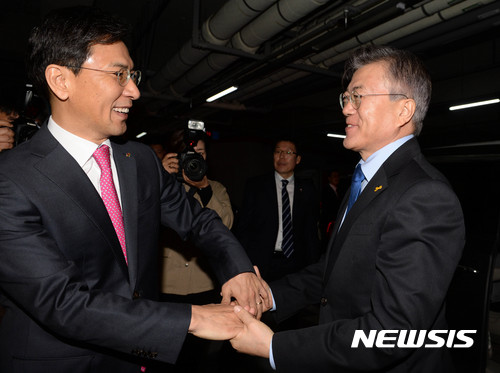 【홍성=뉴시스】강종민 기자=문재인 더불어민주당 대통령 후보가7일 오전 충남도청을 방문, 주차장에서 안희정 충남도지사와 반갑게 손을 잡고 있다. 2017.04.07. photo@newsis.com