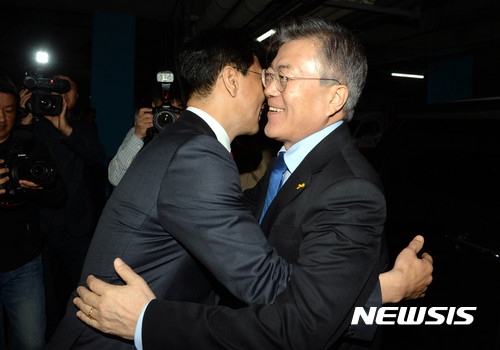【홍성=뉴시스】강종민 기자=문재인 더불어민주당 대통령 후보가7일 오전 충남도청을 방문, 주차장에서 안희정 충남도지사와 반갑게 손을 잡고 있다. 2017.04.07. photo@newsis.com