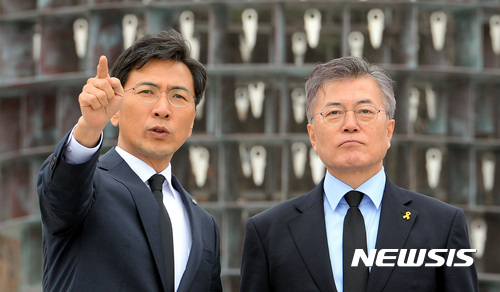 【홍성=뉴시스】강종민 기자 = 문재인 더불어민주당 대선후보가 7일 오전 충남 홍성 충남보훈공원을 참배한 뒤 안희정 충남지사와 대화를 하고 있다. 2017.04.07. ppkjm@newsis.com