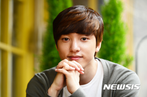 【서울=뉴시스】임태훈 기자 = 뮤지컬 '꽃보다남자'에서 '하나자와 루이'역을 맡은 배우 정휘가 30일 오후 서울 종로구 동숭동 한 카페에서 뉴시스와 인터뷰에 앞서 포즈를 취하고 있다. 2017.04.07.&nbsp;&nbsp; taehoonlim@newsis.com