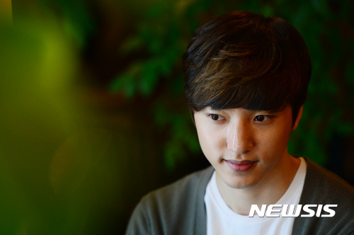 【서울=뉴시스】임태훈 기자 = 뮤지컬 '꽃보다남자'에서 '하나자와 루이'역을 맡은 배우 정휘가 30일 오후 서울 종로구 동숭동 한 카페에서 뉴시스와 인터뷰에 앞서 포즈를 취하고 있다. 2017.04.07.&nbsp;&nbsp; taehoonlim@newsis.com