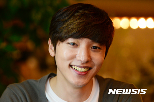 【서울=뉴시스】임태훈 기자 = 뮤지컬 '꽃보다남자'에서 '하나자와 루이'역을 맡은 배우 정휘가 30일 오후 서울 종로구 동숭동 한 카페에서 뉴시스와 인터뷰에 앞서 포즈를 취하고 있다. 2017.04.07.&nbsp;&nbsp; taehoonlim@newsis.com