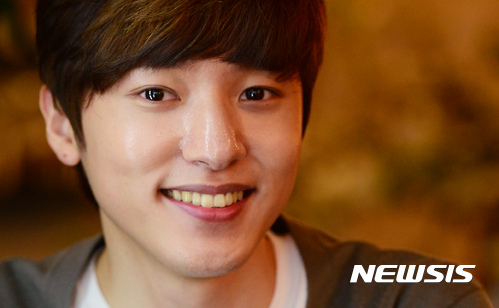 【서울=뉴시스】임태훈 기자 = 뮤지컬 '꽃보다남자'에서 '하나자와 루이'역을 맡은 배우 정휘가 30일 오후 서울 종로구 동숭동 한 카페에서 뉴시스와 인터뷰에 앞서 포즈를 취하고 있다. 2017.04.07.&nbsp;&nbsp; taehoonlim@newsis.com