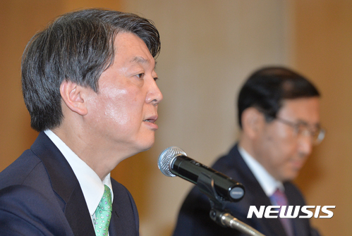 【서울=뉴시스】배훈식 기자 = 7일 오후 서울 용산구 숙명여대 백주년기념관에서 열린 사립대학 총장협의회 초청 간담회에 참석한 안철수 국민의당 대선 후보가 교육 공약에 대해 설명하고 있다. 2017.04.07.&nbsp;&nbsp; dahora83@newsis.com