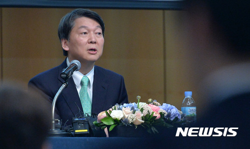 【서울=뉴시스】배훈식 기자 = 7일 오후 서울 용산구 숙명여대 백주년기념관에서 열린 사립대학 총장협의회 초청 간담회에 참석한 안철수 국민의당 대선 후보가 교육 공약에 대해 설명하고 있다. 2017.04.07.&nbsp; dahora83@newsis.com