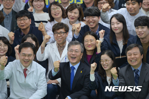 【청주=뉴시스】강종민 기자 = 문재인 더불어민주당 대선 후보가 7일 오후 충북 청주 오송의 바이오 기업을 방문, 직원들과 대화를 나눈 뒤 기념촬영을 하며 파이팅을 외치고 있다. 2017.04.07. ppkjm@newsis.com