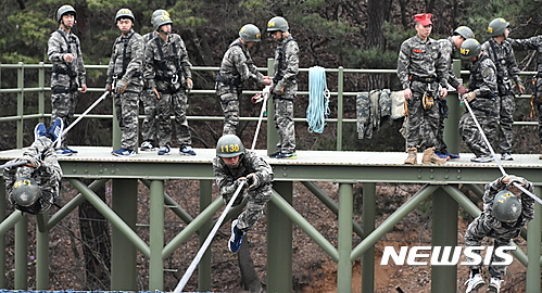 【대구=뉴시스】정창오 기자 = 대구과학대학교 국방기술행정과 학생들이 7일 경북 포항 해병대교육훈련단에서 해병대 병영실습체험을 하고 있다. 2017.04.07.(사진=대구과학대 제공)   photo@newsis.com