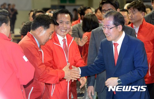 【안양=뉴시스】홍효식 기자 = 자유한국당 홍준표 대선후보가 7일 오후 경기 안양시 동안구 실내체육관에서 열린 경기·인천 선대위 발대식 및 필승 결의대회에 참석하며 당원들과 인사하고 있다. 2017.04.07. yesphoto@newsis.com