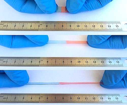 【서울=뉴시스】미국의 한 대학 연구팀이 휴대전화 액정에 활용할 수 있는 자가복구(셀프힐링) 소재를 발견했다. 지난 5일 텔레그래프 등은 미 캘리포니아대 리버사이드 캠퍼스 왕차오 교수팀이 외부 충격으로 훼손됐다가 복구되는 '능력'을 가진 소재를 개발하는데 성공했다고 전했다. 이 소재의 신축성을 보여주는 실험 모습. (사진출처: 텔레그래프) 2017.04.07 