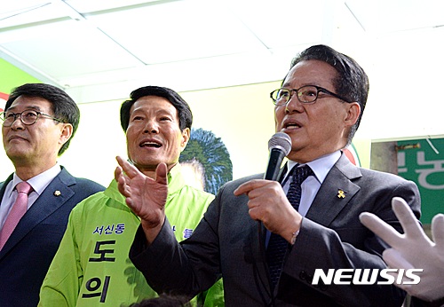 【전주=뉴시스】윤난슬 기자 = 박지원 국민의당 대표가 8일 전북 전주시 서신동 신일아파트 앞 사거리에서 오는 12일 치러지는 도의원 보궐선거(전주시 제4선거구)에 대한 지원 유세를 펼치고 있다. 2017.04.08.&nbsp; yns4656@newsis.com