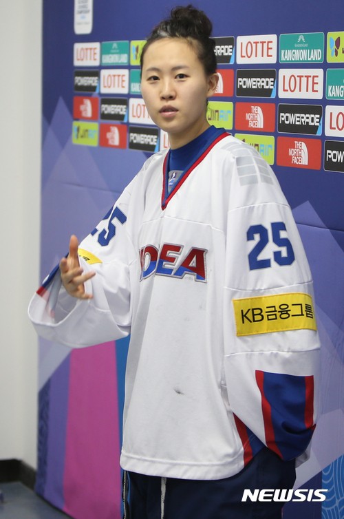 【강릉=뉴시스】김경목 기자 = 2017 국제아이스하키연맹(IIHF) 아이스하키 여자 세계선수권대회 디비젼 2 그룹 A(4월2~8일) 마지막 날인 8일 오후 대한민국 국가대표팀이 마지막 상대로 만난 네델란드를 2대0으로 눌러 5전 전승으로 우승을 하게 된 가운데 한국 주전 골리(골기퍼) 신소정(25번) 선수가 믹스드 존에서 인터뷰를 하고 있다.2017.04.08. photo31@newsis.com