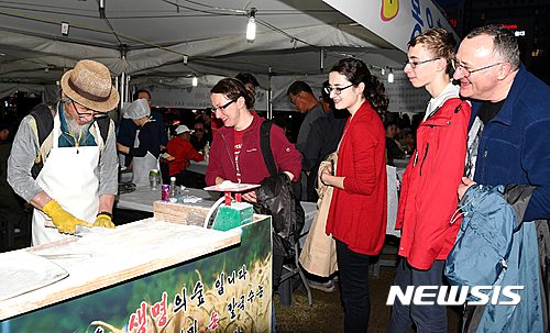 【대전=뉴시스】조명휘 기자 = 지난 7일 서대전시민공원에서 개막한 제3회 대전칼국수 축제현장에서 외국인들이 칼국수를 주문하고 있다. 2017.04.09. (사진= 대전 중구청 제공)&nbsp;&nbsp; photo@newsis.com