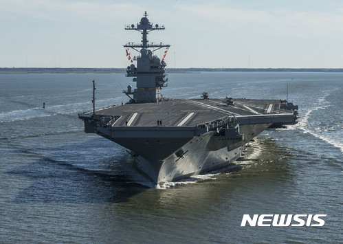 【미해군·AP/뉴시스】미국 해군의 최신형 항공모함이 USS 제럴드 R 포드호가 8일(현지시간) 버지니아주 뉴포트 항구를 출항해 처음으로 시험 운항을 하고 있다. 시험 운항은 며칠 간 이어질 예정이다. USS 제럴드 R. 포드 항모는 건조비용으로 130억 달러가 투입된, 세계에서 가장 비싼 군함이다. 2009년도 제작되기 시작해 2014년 9월 완공될 예정이었으나 일정이 연기된 바 있다. 2017.04.09