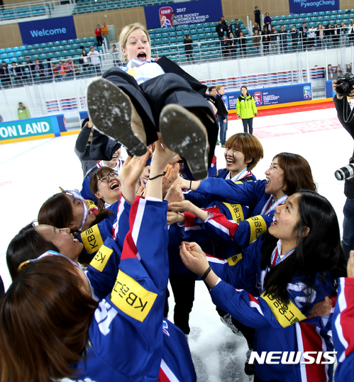 【강릉=뉴시스】 국제아이스하키연맹(IIHF) 아이스하키 여자 세계선수권대회 디비전 2 그룹 A 우승, 2017년 4월