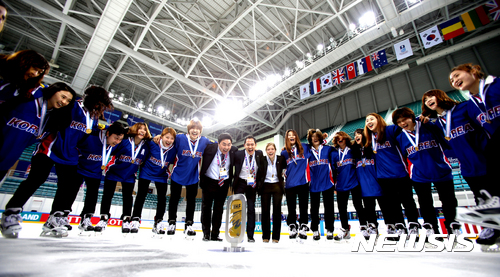 【강릉=뉴시스】 국제아이스하키연맹(IIHF) 아이스하키 여자 세계선수권대회 디비전 2 그룹 A 대한민국 선수단, 우승. 2017년 4월