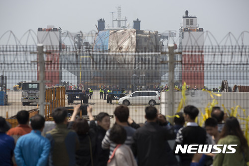 【목포=뉴시스】류형근 기자 = 세월호 육상 거치가 예정된 9일 오후 전남 목포시 목포신항만을 찾은 추모객들이 철조망 너머로 세월호 선체를 바라보고 있다. 2017.04.09.  photo@newsis.com