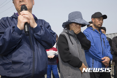 【목포=뉴시스】류형근 기자 = 2일 오전 미수습자 허다윤 양의 유골이 국립과학수사연구원 DNA 감식을 통해 최종확인됐다.  어머니 박은미씨는 화장실에서 오열했다. 지난4월9일 전남 목포신항 세월호 거치 현장 밖에서 박씨가 기자회견을 하며 울고 있다. 2017.06.02. (사진=뉴시스 DB)   photo@newsis.com