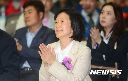 【서울=뉴시스】조성봉 기자 = 9일 오후 서울 중구 장충체육관에서 열린 전국자원순환인 결의대회에서 국민의당 안철수 대선후보의 부인 김미경 서울대 의대 교수가 박수를 치고 있다.&nbsp; 2017.04.09.&nbsp; suncho21@newsis.com