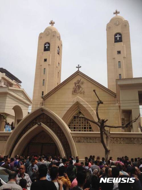 【탄타=AP/뉴시스】 2017년 4월9일 이집트 북부 도시의 콥트파 기독교 교회에서 폭발물이 터져 25명이 사망했다. 폭발 후 신도와 가족들이 교회 앞에 몰려 있다. 몇 시간 알렉산드리아에서 같은 파 교회에 자폭 공격이 행해져 11명 사망했다. 2017. 4. 9. 