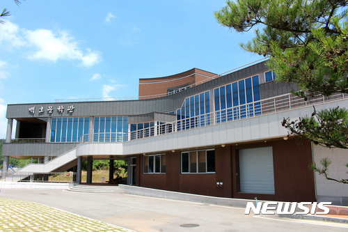 【나주=뉴시스】이창우 기자 = 10일 전남 나주시에 따르면 조선 중기의 대문호(大文豪) 백호 임제(林悌·1549~1587)선생을 기리기 위해 건립된 '백호문학관'이 두 달간의 리모델링 공사를 마치고 11일 새단장 재개관 한다. 확 바뀐 전시실에는 임제 선생의 작품을 생애 시기별로 나눠 전시하고 유물은 설명을 추가해 관람객들의 이해도를 높였다. 2017.04.10 (사진=뉴시스DB)&nbsp; lcw@newsis.com&nbsp; 