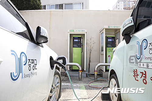【청주=뉴시스】천영준 기자 = 충북도는 4일 내년에 전기차 858대와 수소자동차 110대를 보급한다고 밝혔다. 사진은 증평군 전기자동차 충전소. 2018.12.4. (사진=뉴시스 DB) photo@newsis.com