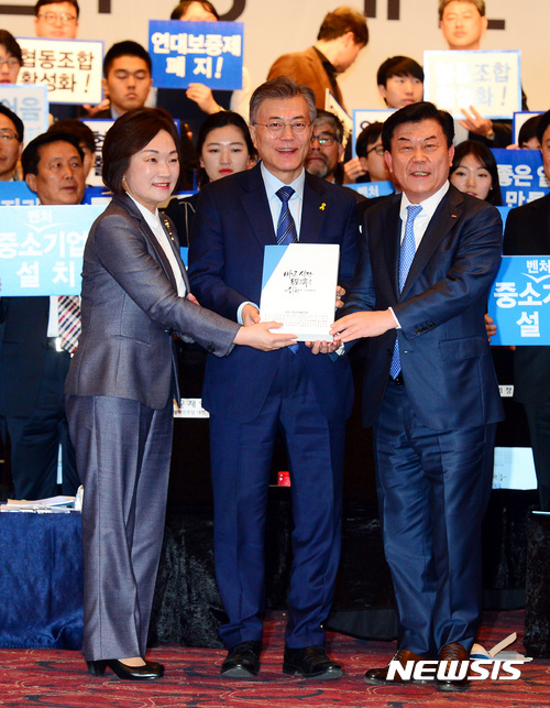 【서울=뉴시스】박영태 기자 = 문재인 더불어민주당 대선후보가 10일 오전 서울 영등포구 여의도 중소기업중앙회 대강당에서 진행된 ‘차기정부 중소기업 정책 관련 문재인 더불어민주당 대선후보 강연회’에서 박성택 중고기업중앙회장으로부터 정책제안서를 받고 기념촬영을 하고 있다. 왼쪽은 한무경 여성경제인연합회장. 2017.04.10. since1999@newsis.com