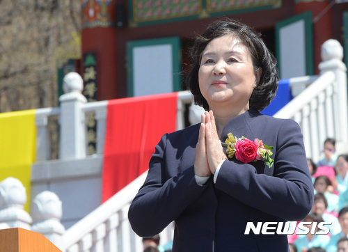 【성남=뉴시스】강종민 기자 =10일 오전 경기 성남시 분당구 대한불교 천태종 대광사에서 열린 미륵보전 낙성법요식에 참석한 더불어 민주당 문재인 대선후보 부인 김정숙 여사가 합장하고 있다. 2017.04.10. ppkjm@newsis.com