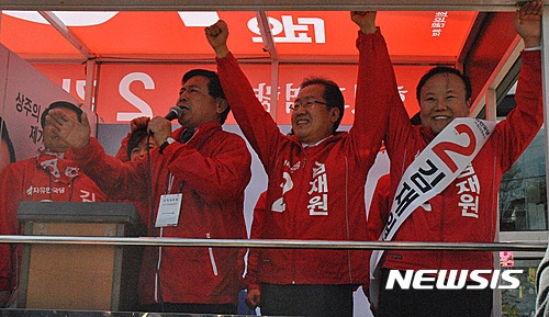 【상주=뉴시스】박홍식 기자 = 자유한국당 홍준표 대선후보가 10일 오후 경북 상주시 서문사거리에서 4·12 재보궐선거 상주·의성·군위·청송 지역구에 출마하는 김재원 후보 지원 유세에 앞서 유권자들에게 손을 들어 지지를 호소하고 있다. 2017.04.10·&nbsp; phs6431@newsis.com