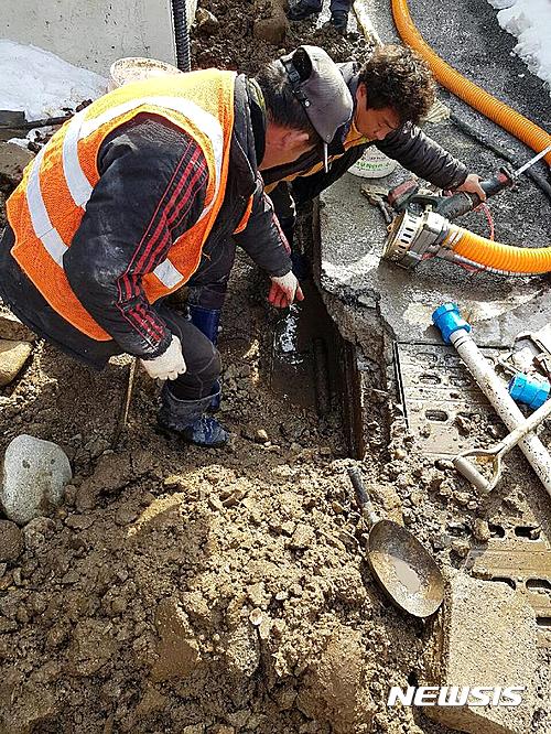 【남원=뉴시스】윤난슬 기자 = 전북 남원시 상수도사업소는 누수로 인한 시민불편 해소 및 상수도 노후관로 교체를 위해 올해 38억원을 투입해 사업을 추진한다고 10일 밝혔다. 2017.04.10.(사진=남원시 제공)&nbsp; photo@newsis.com