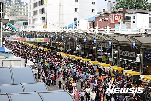 【대구=뉴시스】배소영 기자 = 대구시 중구는 오는 21일부터 23일까지 ‘2017 서문시장 글로벌 대축제’를 연다. 사진은 서문야시장 전경. 2017.09.19. photo@newsis.com