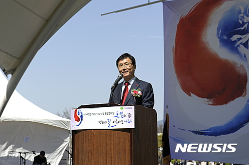 【서울=뉴시스】10일 전북 남원시 사랑의 광장에서 열린 세계평화여성연합 '창립 25주년 기념식 및 통일 한마당 축제'에서 이환주 남원시장이 축사를 하고 있다. (사진= 세계평화여성연합 제공)