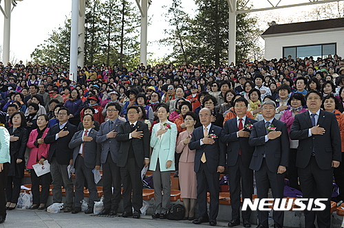 【서울=뉴시스】10일 전북 남원시 사랑의 광장에서 열린 세계평화여성연합 '창립 25주년 기념식 및 통일 한마당 축제'에서 내외 귀빈과 참석자들이 국민의례를 하고 있다. (사진= 세계평화여성연합 제공)